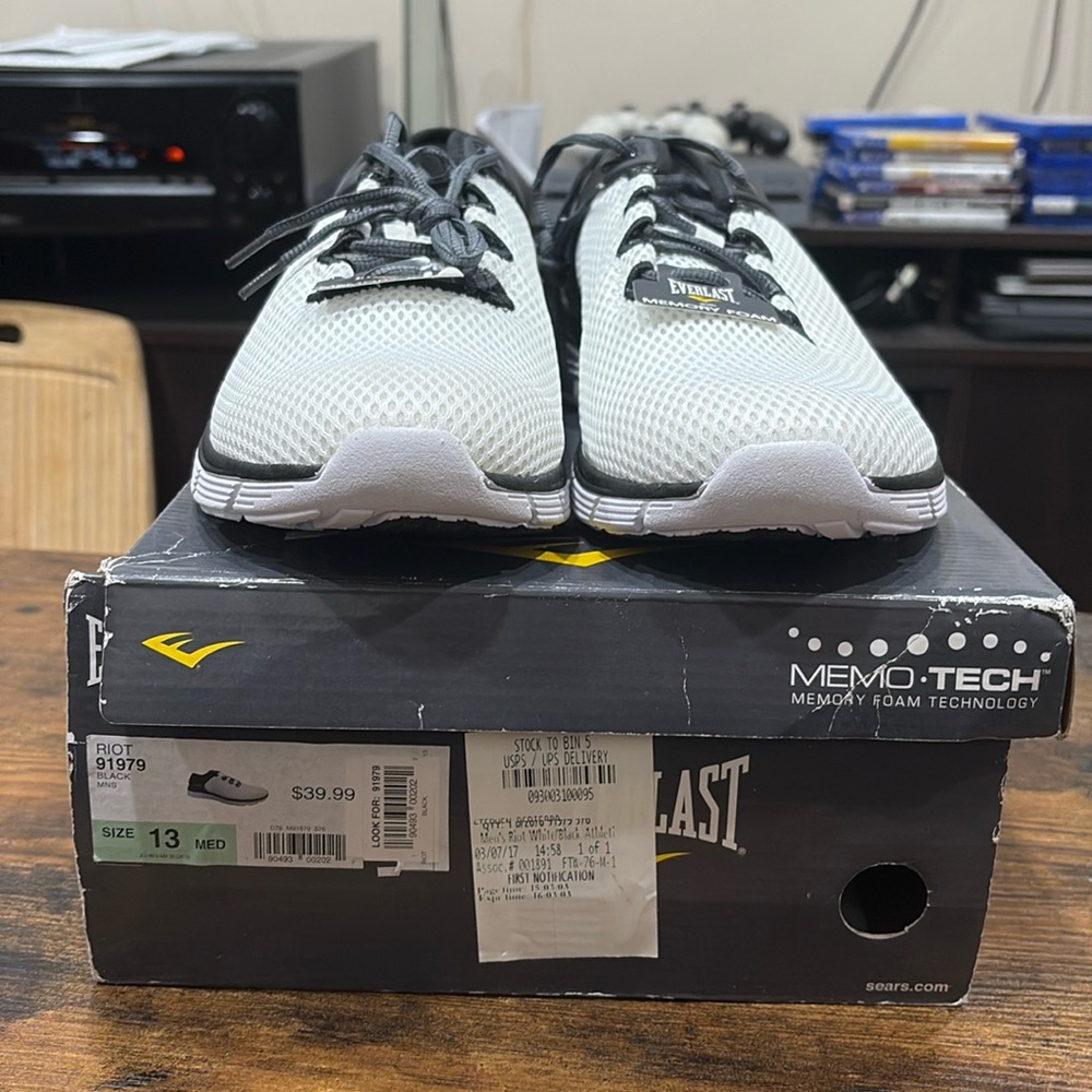 Size 13 memory foam sneakers technology , made by everlast. Black and whitete